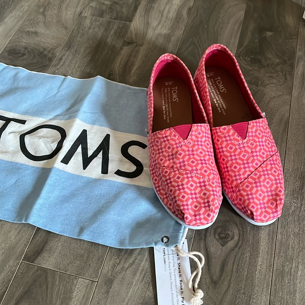 Toms Shoes size 6